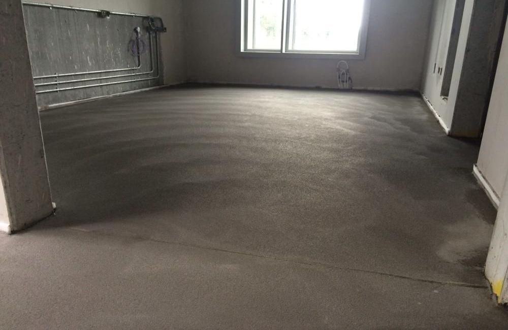 Узнайте, как правильно рассчитать стоимость стяжки пола за квадратный метр и какие факторы на неё влияют. Прозрачный подход к ценам и качественное выполнение работ гарантируют отсутствие неожиданных расходов.