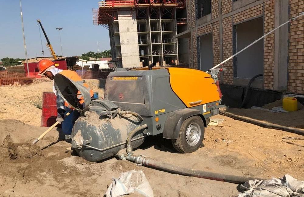 Полусухая стяжка — современный и эффективный метод выравнивания пола, который сокращает время укладки и гарантирует прочность. Узнайте, как он поможет вам избежать ошибок при ремонте и выбрать надежные материалы.