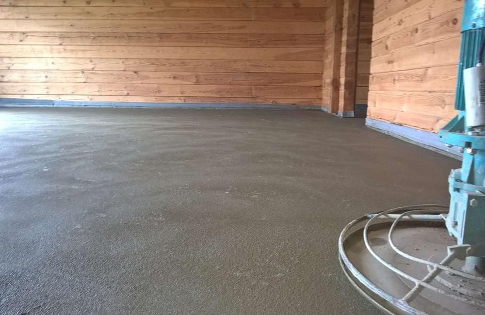 В чём особенности разноуровневой стяжки пола? механизированная стяжка насосом