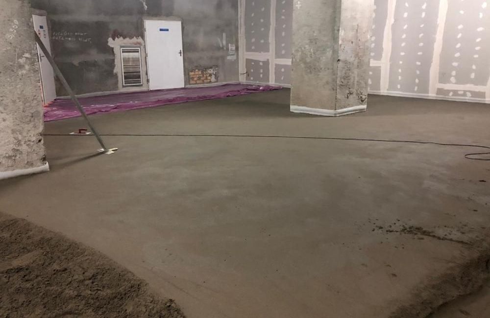 В чём особенности черновой полусухой стяжки? механизированная стяжка пола контакты