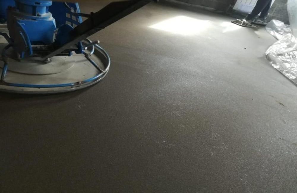 Узнайте о преимуществах устройства полусухой стяжки пола и факторах, влияющих на её цену. Мы предлагаем качественные услуги по разумной стоимости, подходящие для жилых и коммерческих объектов.