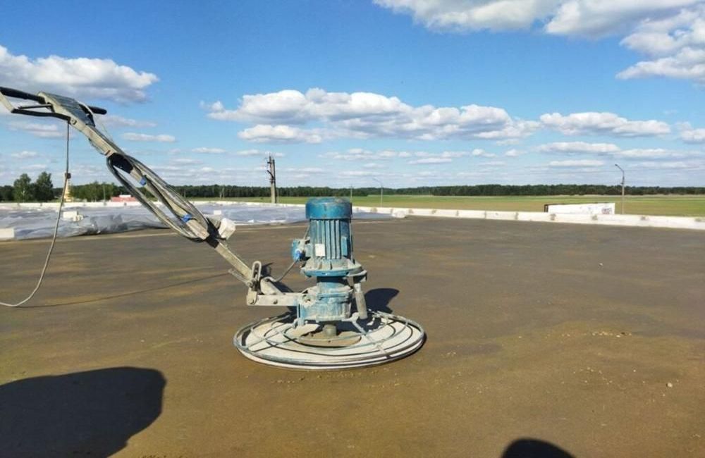 Что такое полусухая стяжка полусухим методом? Полусухая стяжка полуручкой — это инновационное решение для укладки пола, позволяющее ускорить процесс и повысить качество работ. Идеальна для жилых и коммерческих объектов, она обеспечит прочность и долговечность вашего пола, сокращая время высыхания.