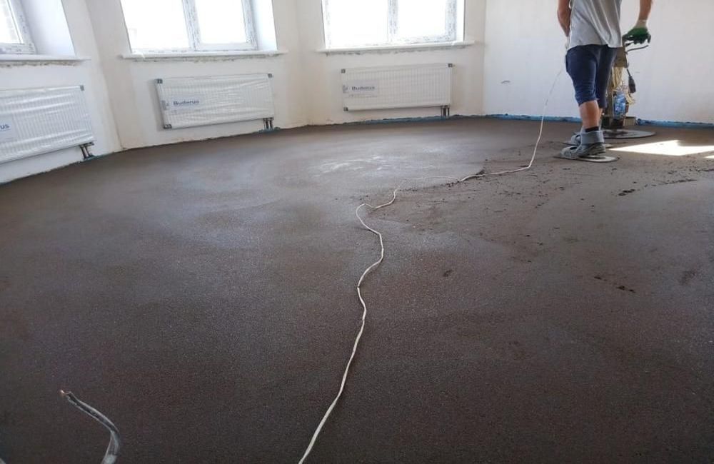 Полусухая стяжка пола с пластификатором обеспечит надежность и долговечность вашего покрытия. Узнайте о преимуществах этой технологии, а также о процессе укладки и ошибках при выборе подрядчика для качественного ремонта.