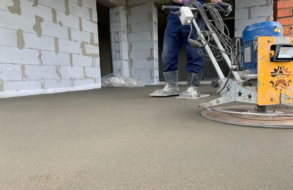 Полусухая стяжка пола в деревянном доме обеспечивает долговечность и качество, минимизируя усадку и защиту от влаги. Узнайте о преимуществах этой технологии и процессе укладки для комфортного жилья.