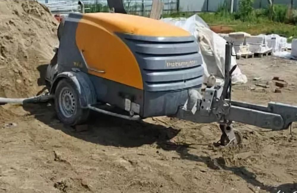 Полусухая стяжка пола в гараже предлагает надежное и долговечное решение для улучшения состояния вашего помещения. Высокая прочность и устойчивость к влаге делают её идеальным выбором для хранения автомобиля и создания мастерской.