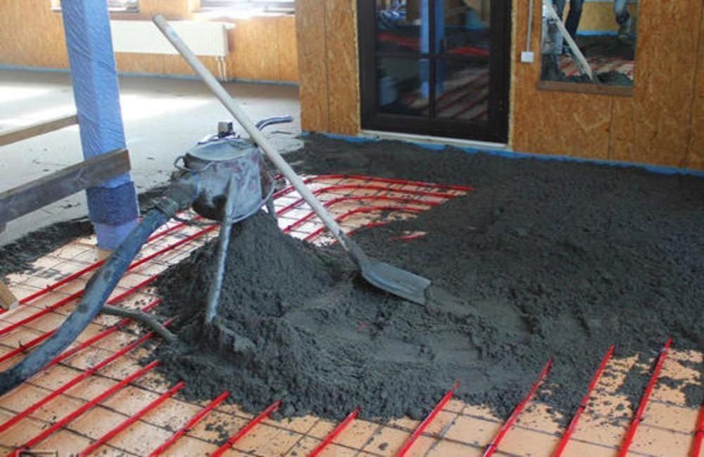 Полусухая стяжка пола — это идеальное решение для быстрого и качественного ремонта. Она обеспечивает прочность и долговечность полов, а также минимизирует влажность. Укладается легко и <em></img>быстро</em>, что делает ее популярной в Москве.» title=»Как выполняется полусухая стяжка пола?» style=»display:block; margin:0 auto;»/><figcaption style=