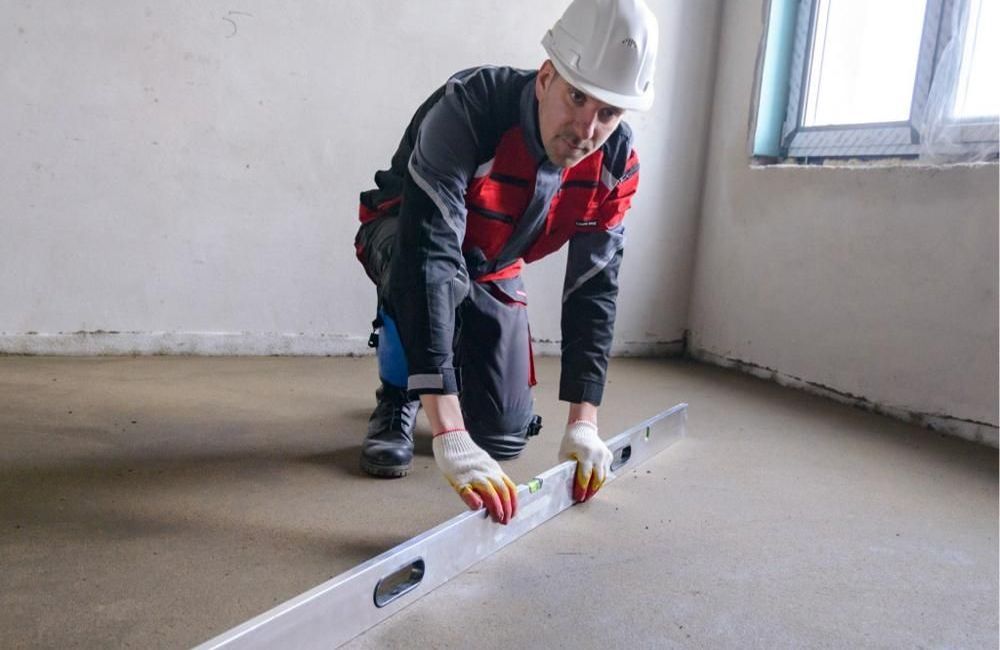 Откройте для себя преимущества полусухой стяжки на пол в частном доме. Этот современный метод обеспечивает прочное, ровное основание и ускоряет процесс высыха<em></img>ния, что</em> идеально подходит для вашего ремонта.» title=»Как выполнить полусухую стяжку на пол в частном доме?» style=»display:block; margin:0 auto;»/><figcaption style=