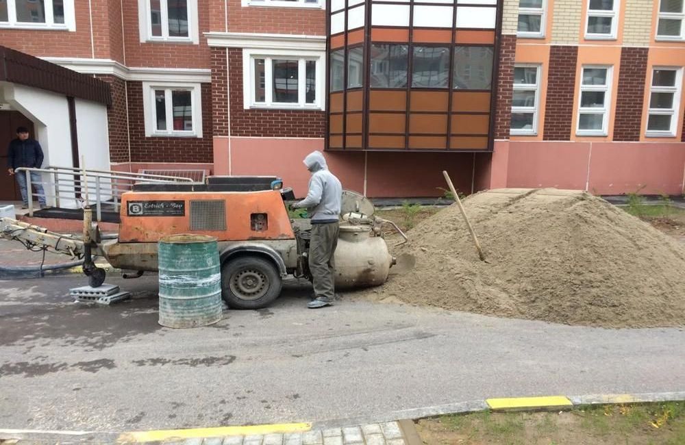 Полусухая стяжка машиной — это современное решение для быстрое и качественное выравнивание полов. Эта технология обеспечивает прочное основание, снижает затраты на материалы и минимизирует риск трещин, что делает её идеальным выбором для любых объектов.