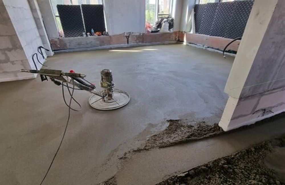 М150 полусухая стяжка — это современное решение для выравнивания полов, обеспечивающее высокую прочность и долговечность. Узнайте, как эта технология поможет вам <em></img>быстро и ка</em>чественно создать надежную основу для покрытий в любом помещении.» title=»Что такое М150 полусухая стяжка?» style=»display:block; margin:0 auto;»/><figcaption style=