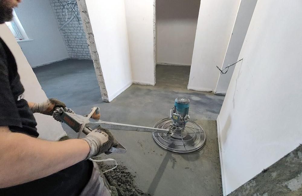 Полусухая стяжка – идеальное решение для быстрого и качественного укладывания полов. Эта технология обеспечивает прочную основу, минимальные сроки высыхания и идеальную поверхность для любых напольных материалов. Выберите надежность и долговечность с нашей компанией.