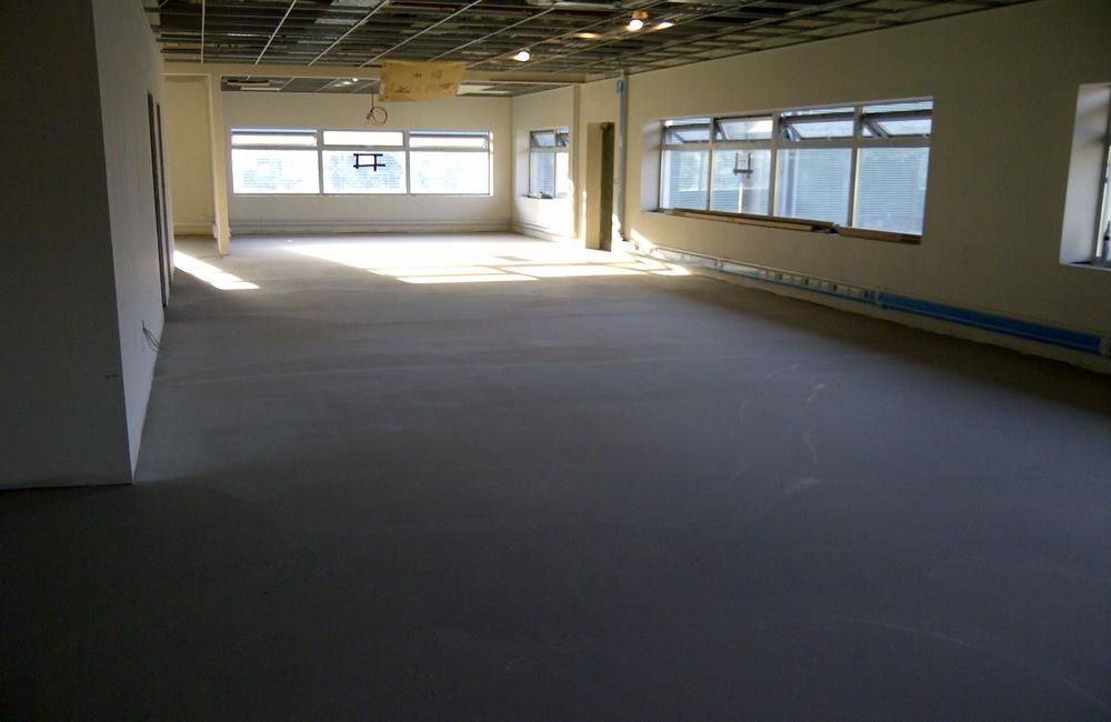 Надёжна ли механизированная стяжка на пол с гарантией? сделать стяжку пола цена за м2