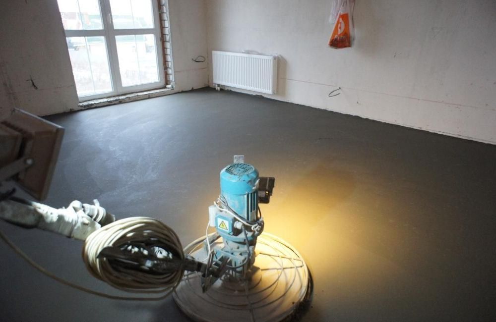 Как заливается механизированная стяжка на пол в квартире? Механизированная стяжка на пол в квартире — это быстрый и современный способ создания ровного основания для любого покрытия. Профессиональный подход гарантирует высокое качество и долговечность, минимизируя ошибки и затраты.