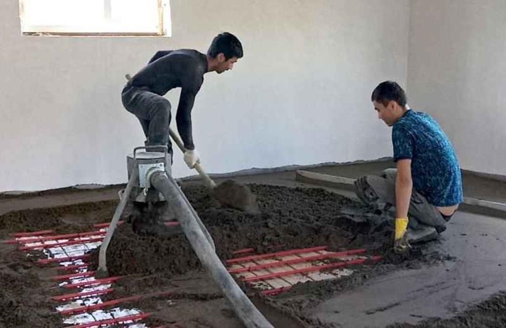 Достижение идеальной ровности полов теперь возможно благодаря механизированной стяжке. Эта технология обеспечит быстрое и качественное выравнивание, экономя ваше время и средства.