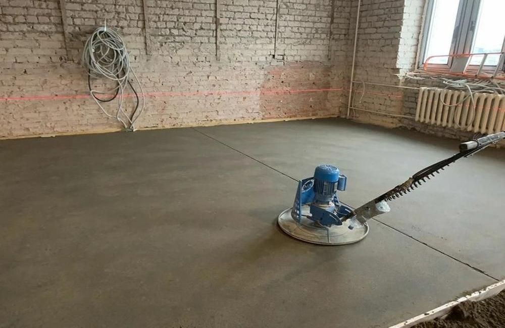 Как выполняется полусухая цементно-песчаная стяжка пола? Полусухая цементно песчаная стяжка — это идеальное решение для создания прочного и ровного пола. Ее уникальная структура обеспечивает устойчивость к влаге и механическим повреждениям, что делает стяжку долговечной и экономически выгодной для различных типов помещений.