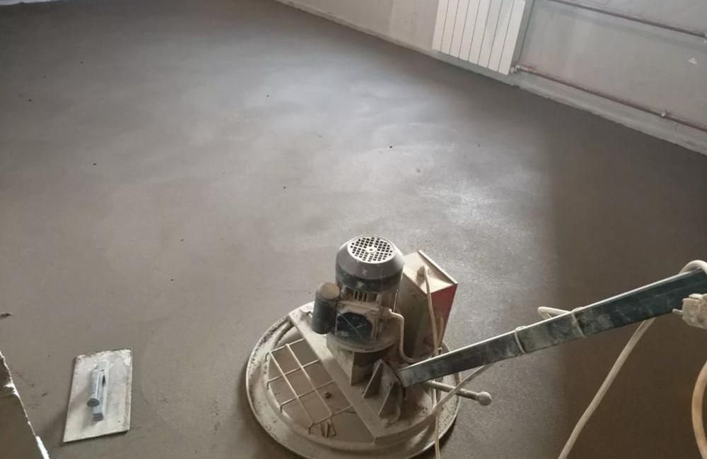 механизированная стяжка на пол полусухим способом