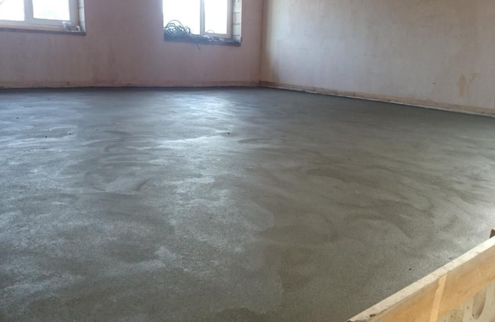 сколько стоит полусухая стяжка пола с материалом