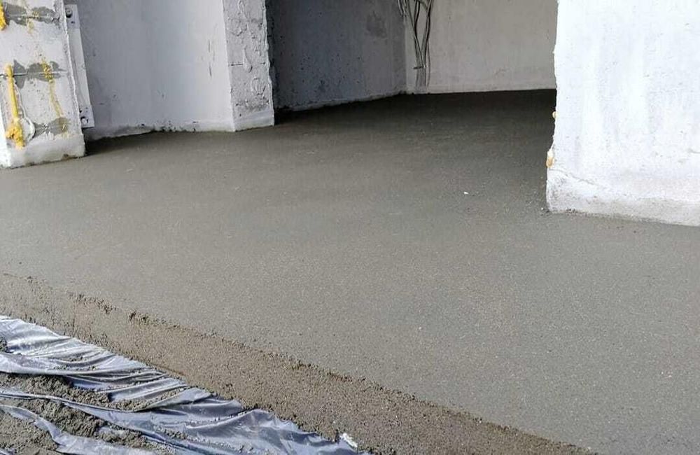 цена на полусухую стяжку в гараже