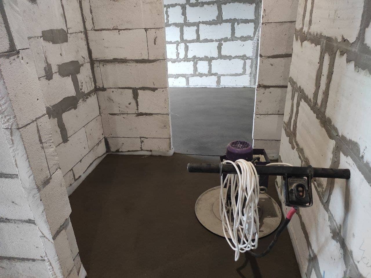 полусухая стяжка в офисе