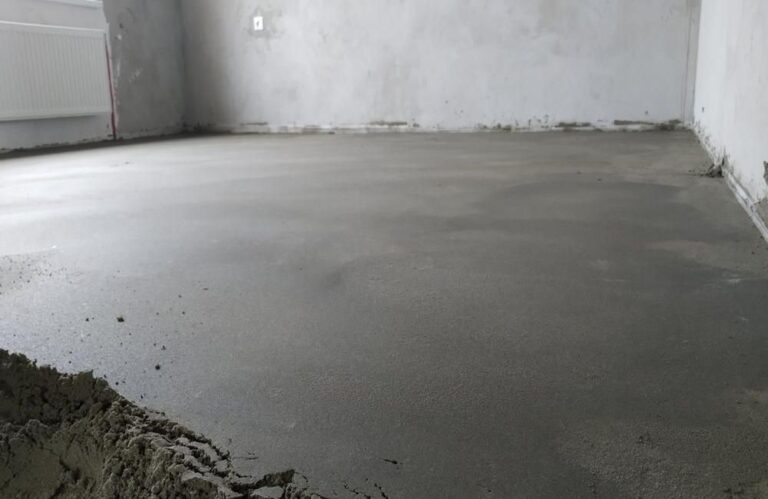 полусухая стяжка на пол в комнате