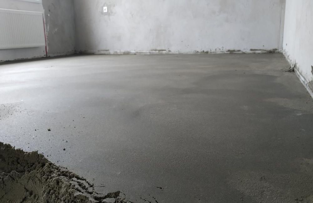 полусухая стяжка на пол в комнате