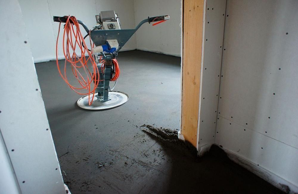 полусухая стяжка на пол в коттедже