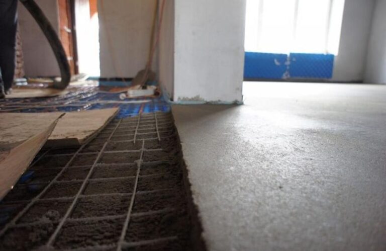 полусухая стяжка с материалом в квартире