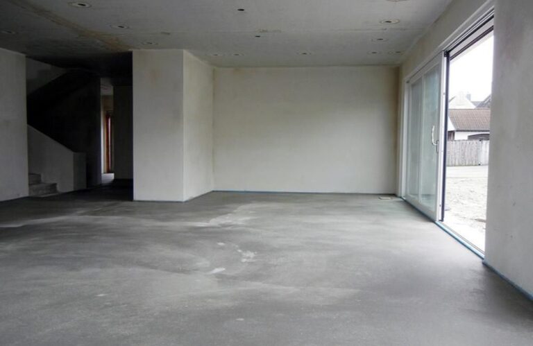 сколько стоит стяжка полов в квартире